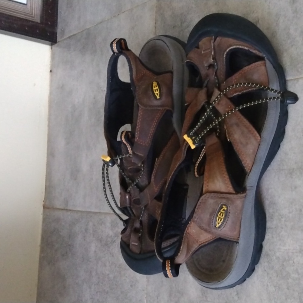 KEEN SANDALS